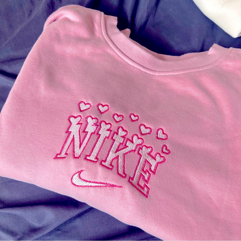 ❤️ valentines Nike logo embroidered crewneck ❤️